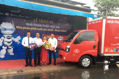 Chúc mừng nhà phân phối Học Hà nhận xe tải từ VNSTAR